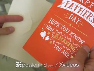 Passion-hd fathers den penis sání gift s krok dáma lana rhoades