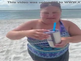Slutty gbb duca bashkëshorte flashes të saj i madh cica në një publike plazh